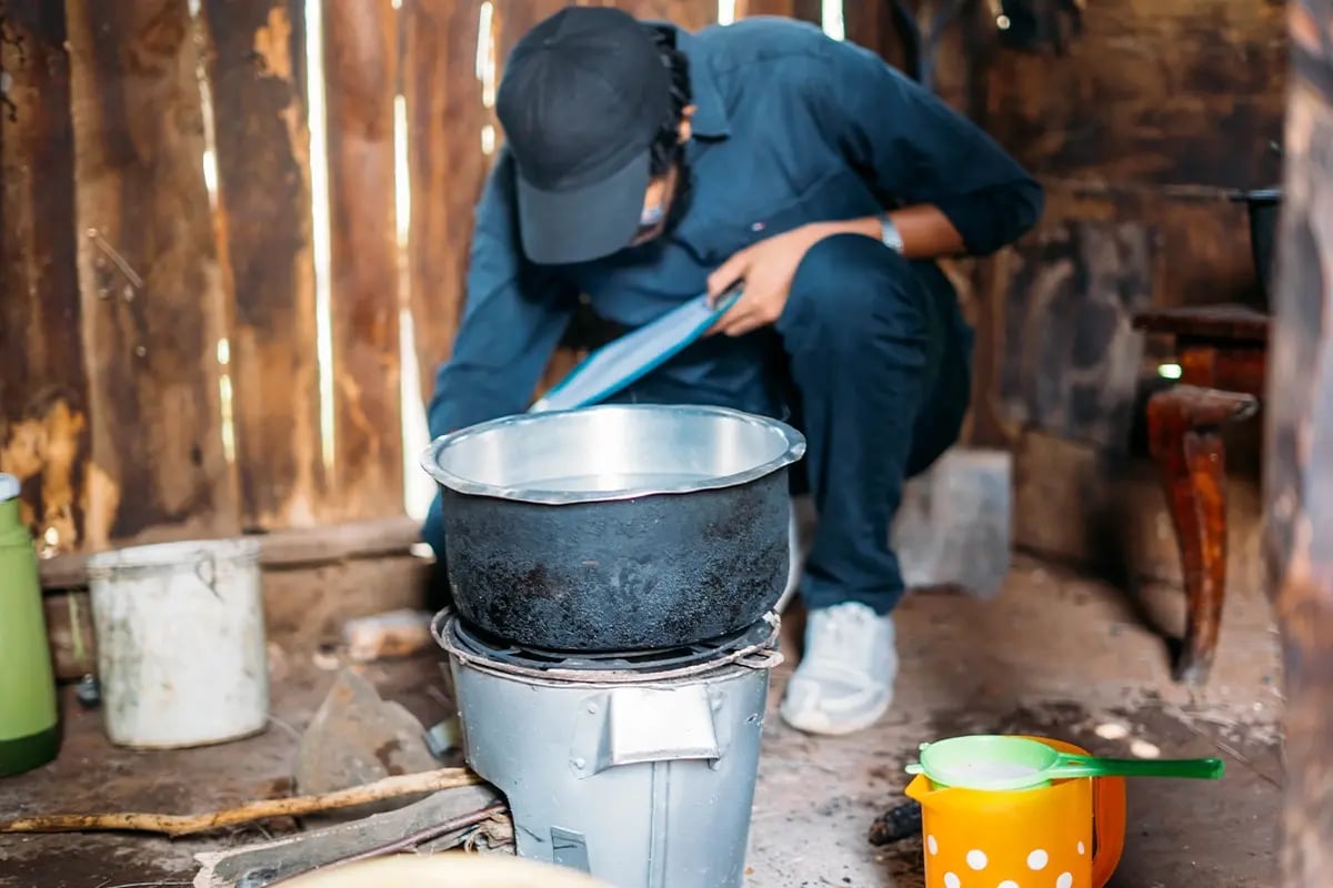 What Makes a High-Quality Carbon Unit, The Key Criteria You Need to Know_An auditor inspecting an energy efficient cookstove during verification_visual 3
